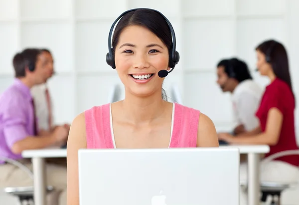 Fröhlicher Kundendienstmitarbeiter mit Headset an — Stockfoto