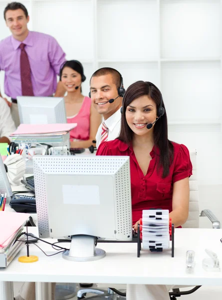 Uśmiechający się firmy z zestawu słuchawkowego w pracy — Zdjęcie stockowe