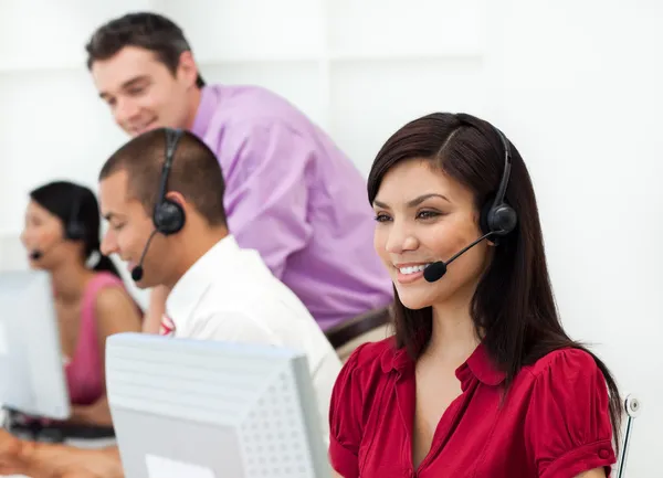 Medewerker van de klantenservice met headset glimlachend op — Stockfoto
