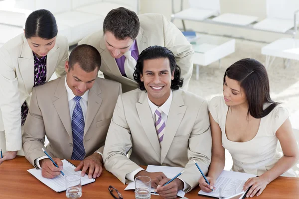 Equipe de negócios multi-étnica em uma reunião — Fotografia de Stock