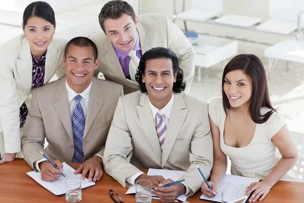 Equipe de negócios alegre em uma reunião — Fotografia de Stock