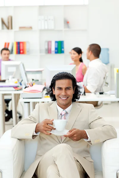 Ethnic manager drinking a coffee — Stock Photo, Image