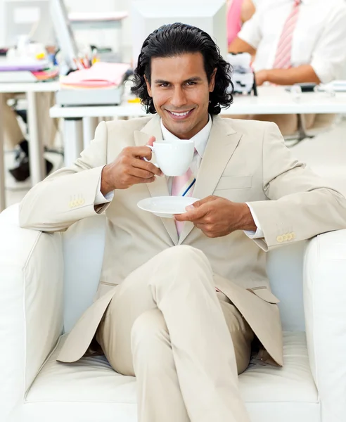 Чарівний менеджер п'є чай — стокове фото