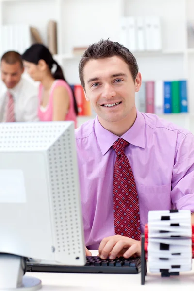 Retrato de um empresário confiante trabalhando em seu computador — Fotografia de Stock
