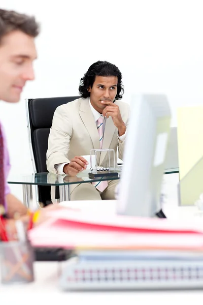 Portrait of two colleagues working in the office — Stock Photo, Image