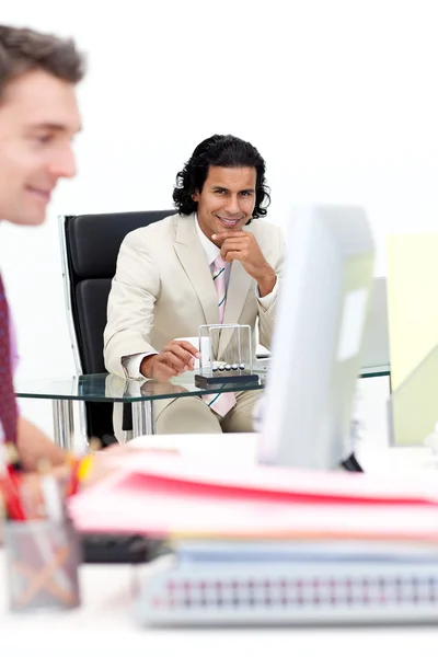 Dwóch biznesmenów uśmiechający się pracy w biurze — Zdjęcie stockowe