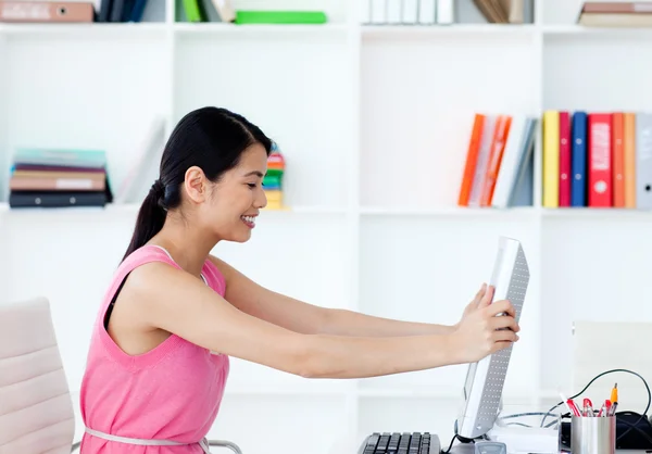 Attraktiv forretningskvinne som blir frustrert av en datamaskin – stockfoto