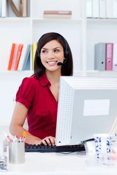 Säker kvinnliga verkställande med headsetet på på hennes skrivbord — Stockfoto