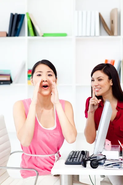 One businesswoman yelling and one businesswoman asking for silen — Stock Photo, Image