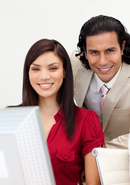 Man och kvinna som arbetar tillsammans ler mot kameran — Stockfoto
