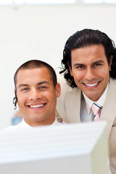 Primo piano di uomini d'affari felici che lavorano insieme — Foto Stock