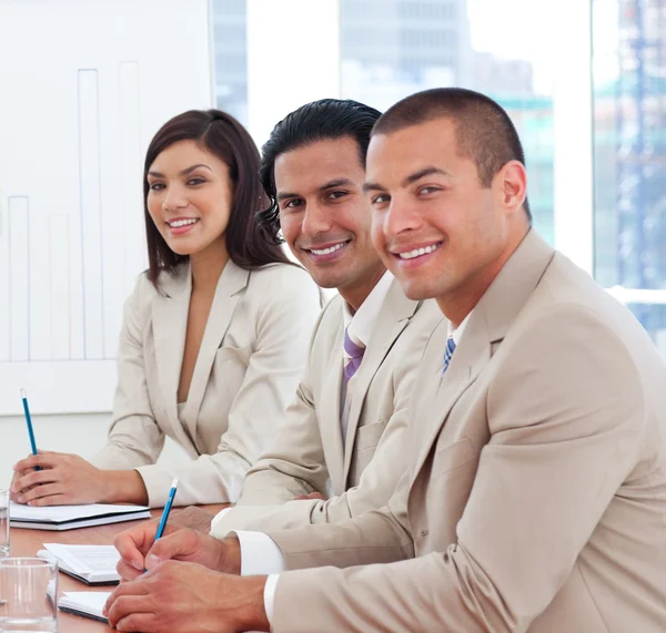 Glimlachend zakelijke associates in een vergadering — Stockfoto