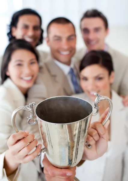 Equipe de negócios bem sucedida mostrando seu troféu — Fotografia de Stock
