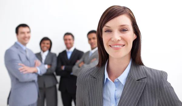 Femme d'affaires souriante menant son équipe — Photo