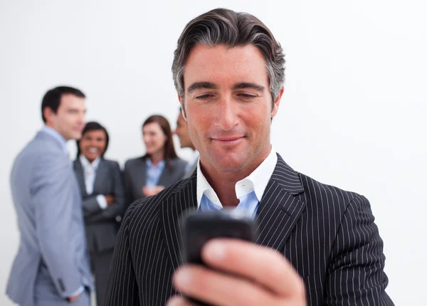 Säker manager skicka en text med en mobiltelefon — Stockfoto