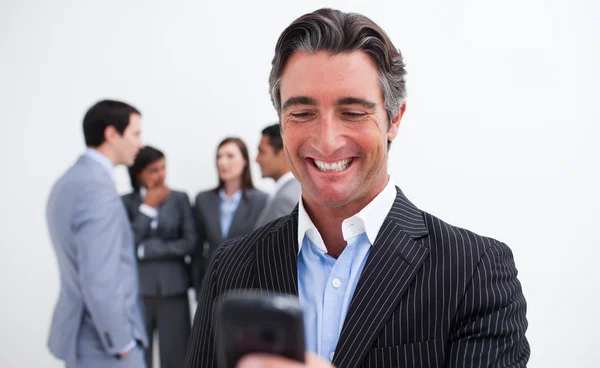 Vertrouwen zakenman schrijven van een tekst met een mobiele telefoon — Stockfoto