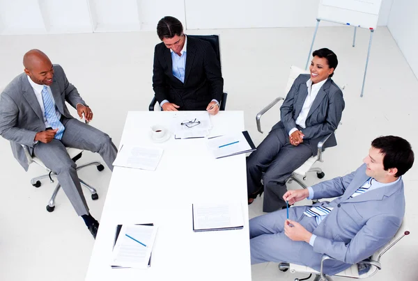 Hoge hoek van een glimlachende zakelijke team in een vergadering — Stockfoto