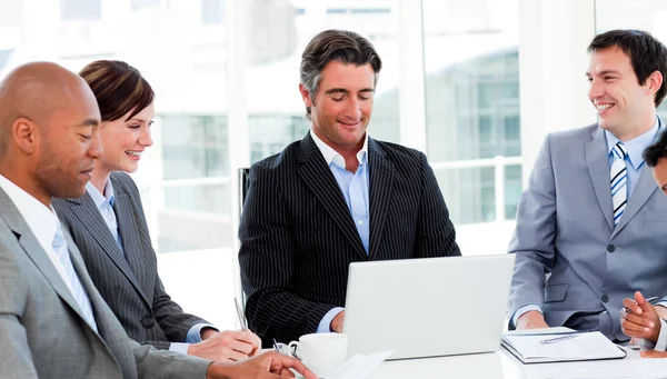 Säker manager i ett möte med hans team — Stockfoto