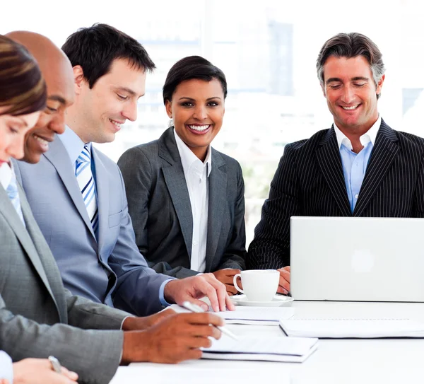 Un grupo empresarial diverso en una reunión — Foto de Stock