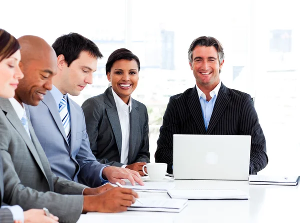 Manager usimg en laptop i ett möte med hans team — Stockfoto