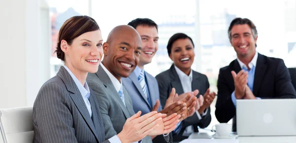 Retrato de un equipo de negocios internacional aplaudiendo —  Fotos de Stock