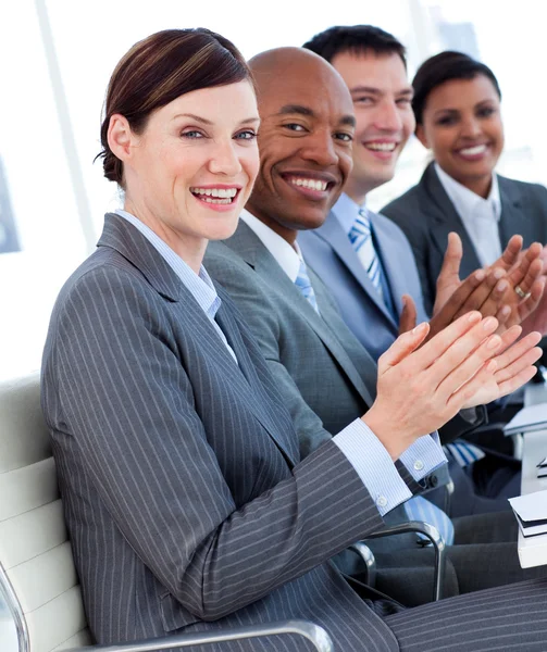 International business team clapping a good presentation — Stock Photo, Image