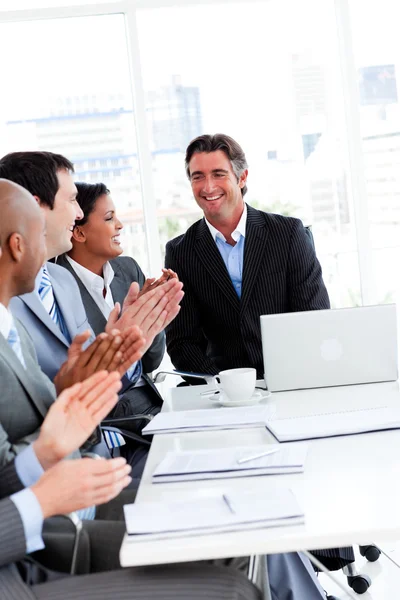 Team di business team di successo applaudire in una conferenza — Foto Stock