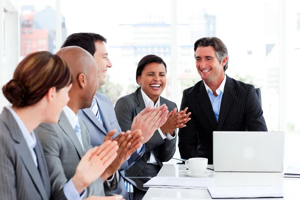 Glimlachend multi-etnische zakelijke team applaudisseren — Stockfoto