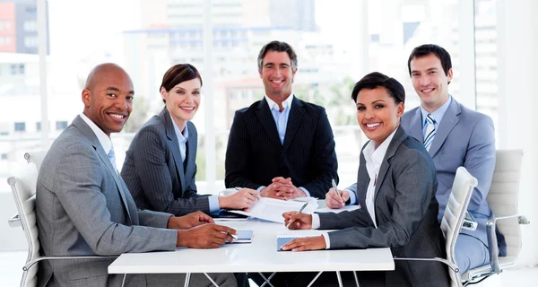 Bedrijfsgroep etnische diversiteit in een vergadering tonen — Stockfoto