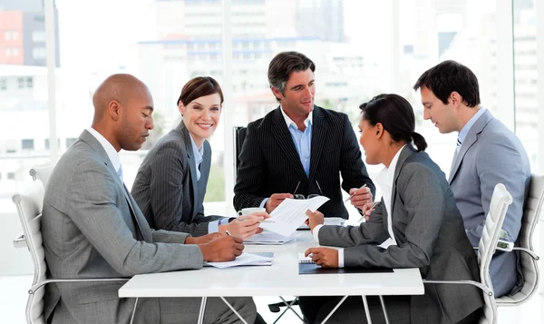 Businesspeople disscussing a budget plan — Stock Photo, Image