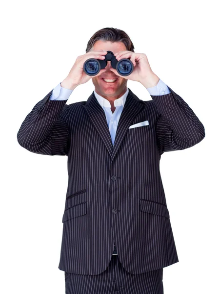 Empresário sorridente olhando através de binóculos — Fotografia de Stock