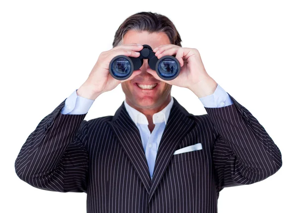 Hombre de negocios sonriente usando prismáticos — Foto de Stock