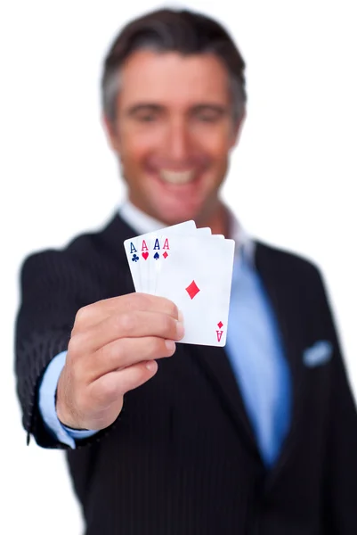 Hombre de negocios sonriente sosteniendo todos los ases —  Fotos de Stock