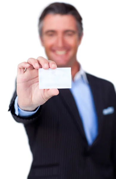 Χαμογελώντας επιχειρηματίας κρατώντας μια λευκή κάρτα — Φωτογραφία Αρχείου