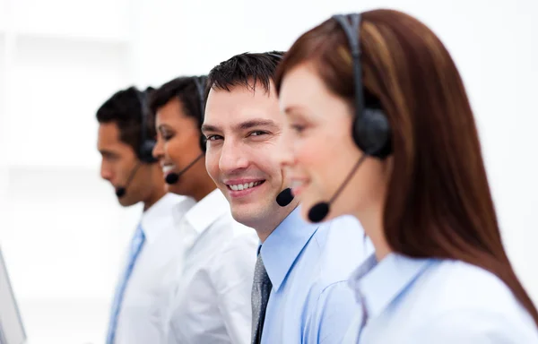 Agentes de atendimento ao cliente multi-étnicos em um call center — Fotografia de Stock