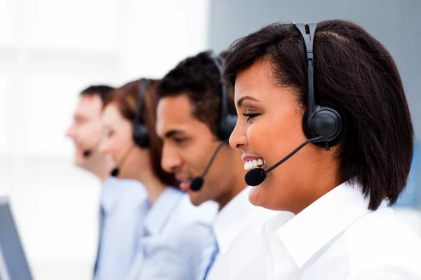 Agentes de servicio al cliente con auriculares — Foto de Stock