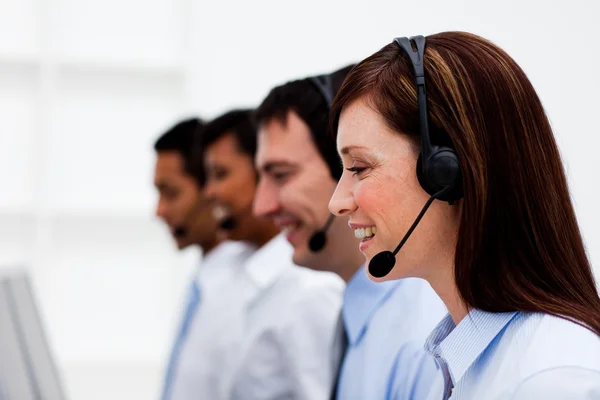Multi-etnische klant service agenten met hoofdtelefoon op — Stockfoto