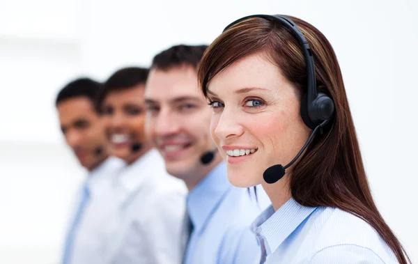Equipe de negócios com fone de ouvido em trabalhar em um call center — Fotografia de Stock