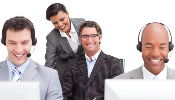 Framgångsrik kundservice agent team arbetar på kontoret — Stockfoto