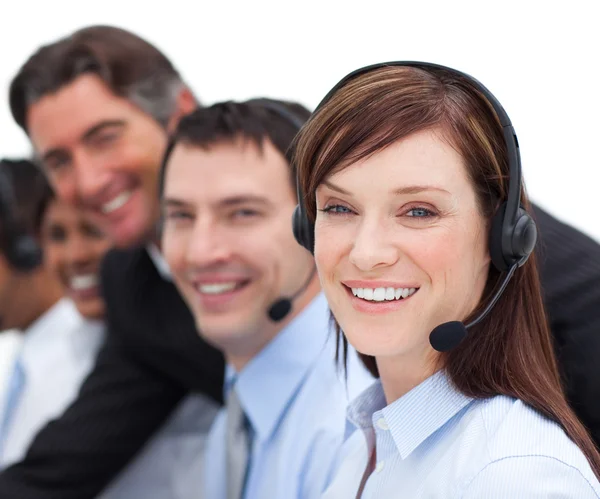 Porträt einer Geschäftsfrau und ihres Teams, die in einem Callcenter arbeiten — Stockfoto