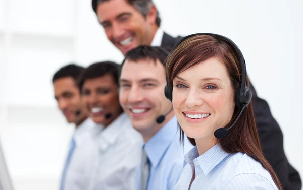 Positivt företag arbetar i ett callcenter — Stockfoto