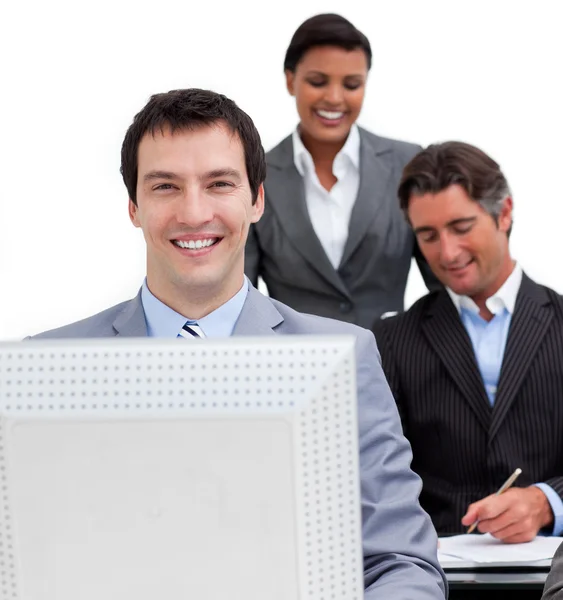Retrato de um homem de negócios e sua equipe trabalhando em um computador — Fotografia de Stock