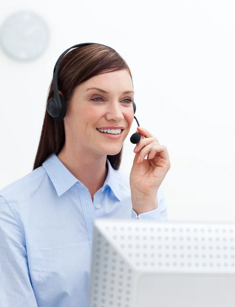 Vertrouwen klantenservice met hoofdtelefoon op — Stockfoto
