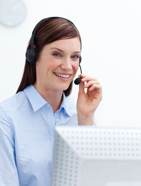 Lächelnder Kundendienstmitarbeiter mit Headset an — Stockfoto