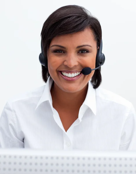 Mujer de negocios sonriente con auriculares en un centro de llamadas —  Fotos de Stock