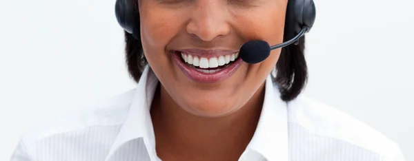 Közeli kép: a mosolygó üzletasszony, a fejhallgató — Stock Fotó