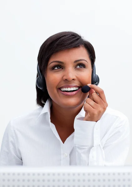 Lächelnder Kundendienstmitarbeiter mit Headset an — Stockfoto
