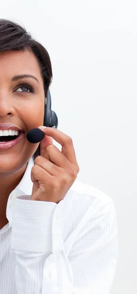 Mujer de negocios sonriente con auriculares puestos — Foto de Stock