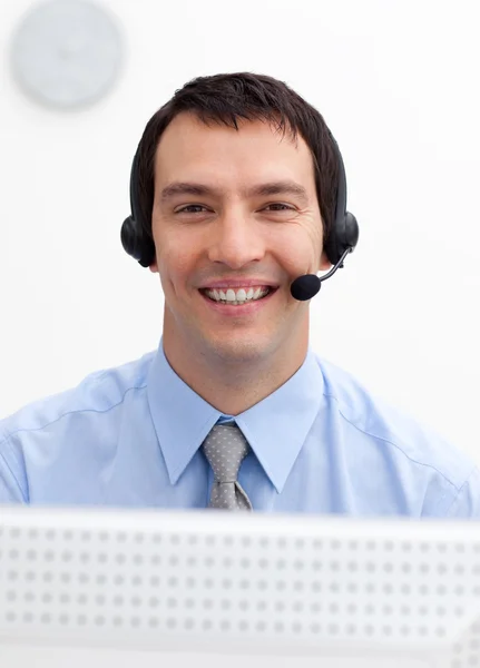 Homme d'affaires confiant avec casque dans un centre d'appels — Photo