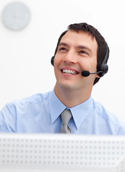 Usmívající se pracovník služeb pro zákazníky s sluchátka na — Stock fotografie
